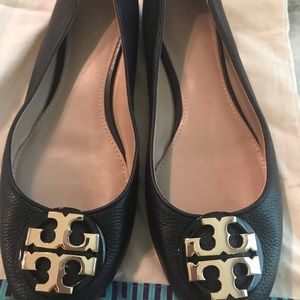 Tory Burch flat shoes in black with gold logo
